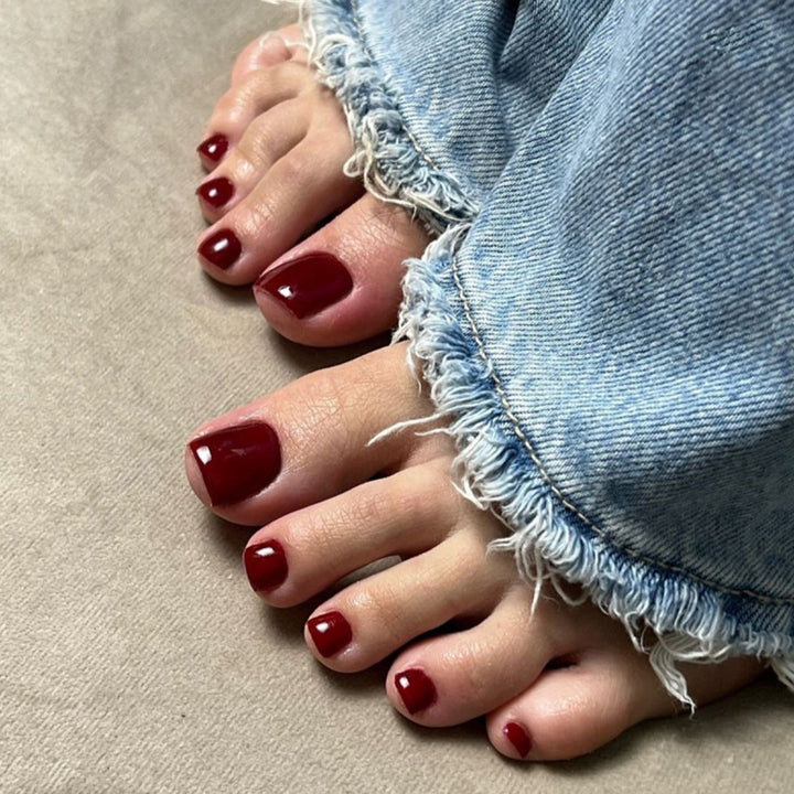 Artful toenail decoration with elegant gold accent Kalsten