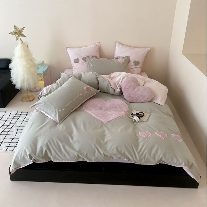Bedding set with appliquéd plush hearts and fine piping