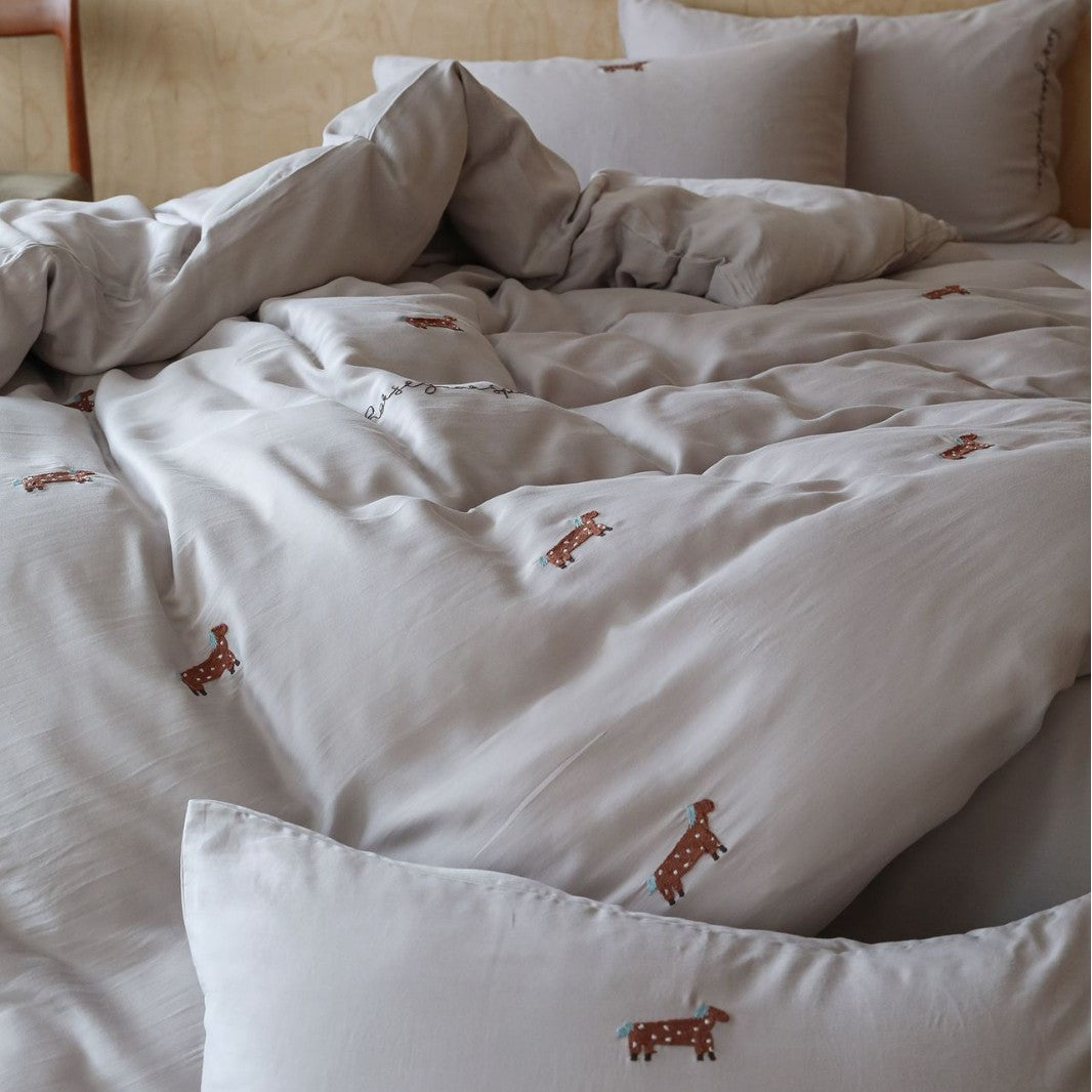 Bedding set made of cotton percale with embroidered dachshund motifs