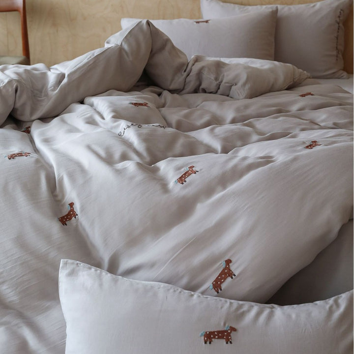 Bedding set made of cotton percale with embroidered dachshund motifs