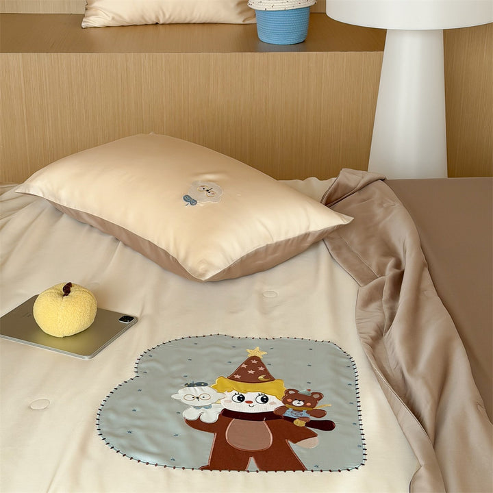 Children's bedding set with appliquéd animal figures, satin cover and quilted blanket