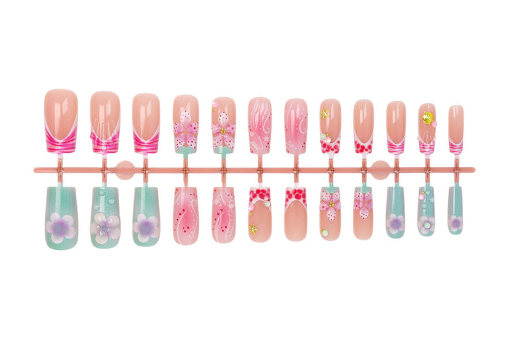 Nail set with floral accents and elegant details Kalsten