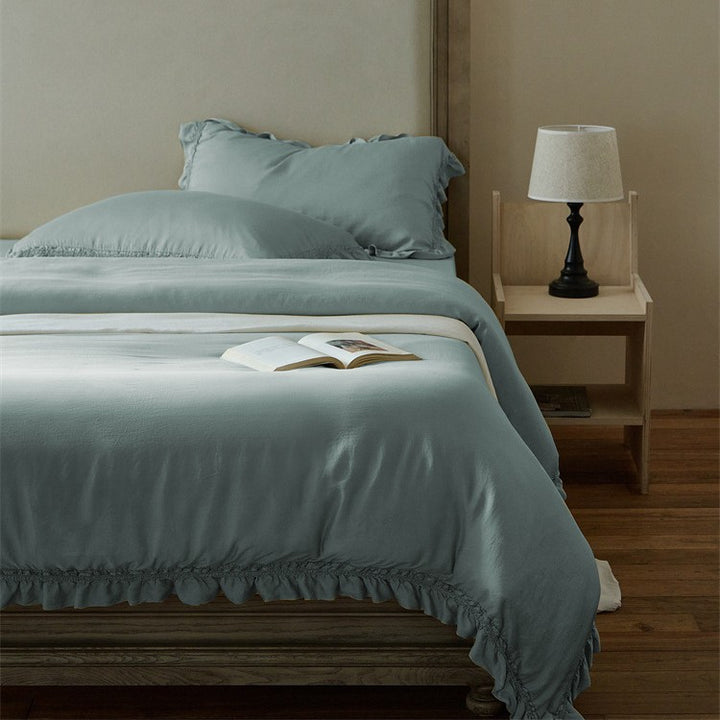 Duvet cover set made of high-quality cotton percale with ruffle edge