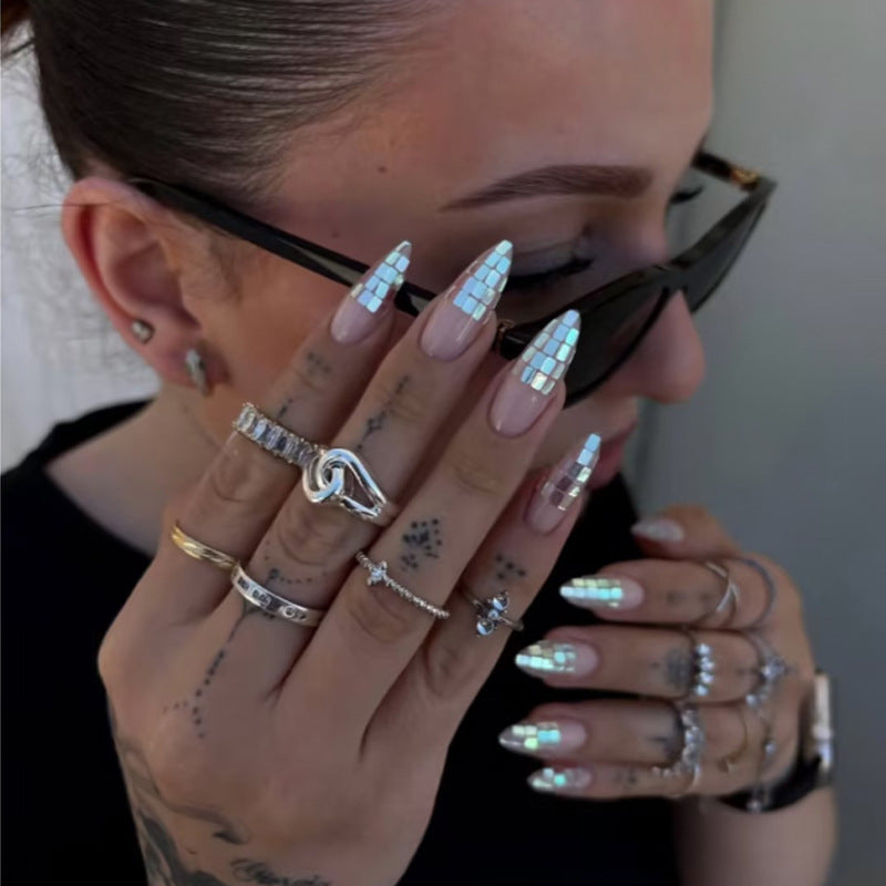 Artificial nail set with shimmering geometric accents Kalsten