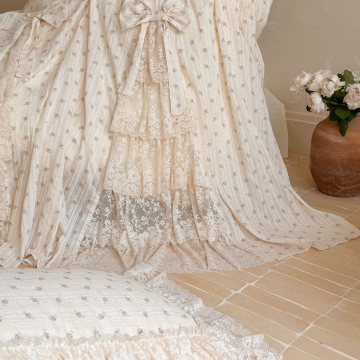 Romantic bedding set with lace frills