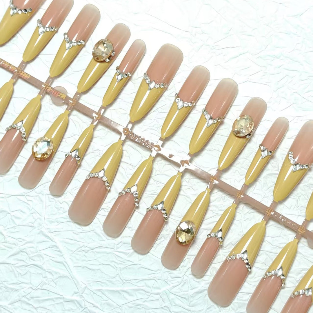 Artificial nails with elegant 3D applications and glitter Kalsten