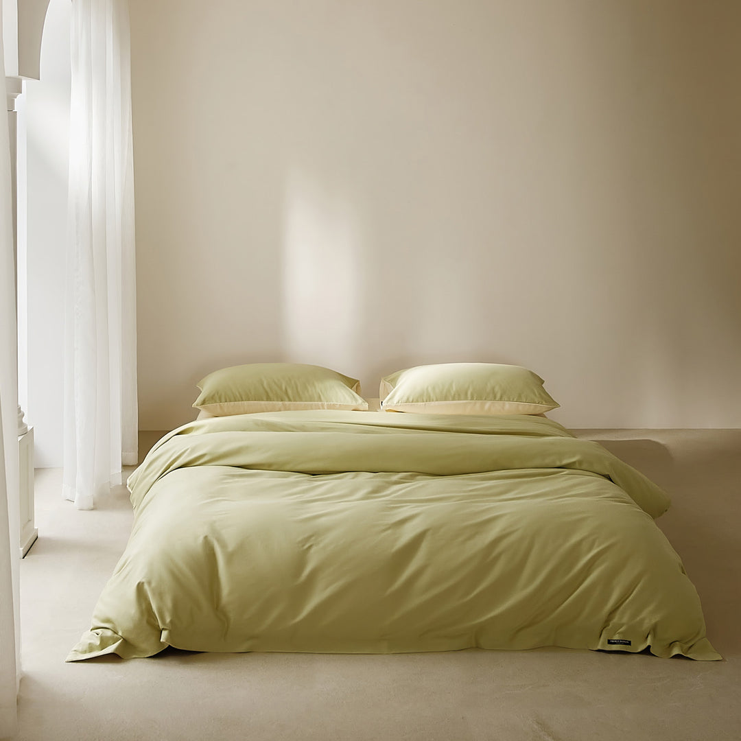 Cotton bedding set with satin finish and zipper