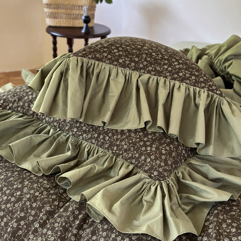 Boho-Chic bedding set with ruffles, reversible function and fine vintage floral print