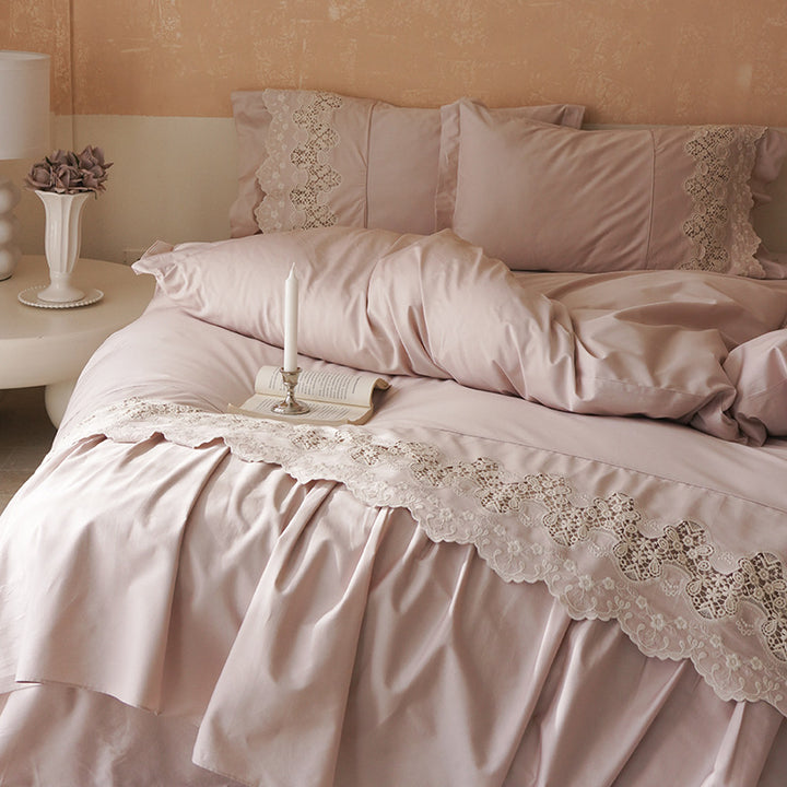 Bedding set with gathered ruffle and fine lace border