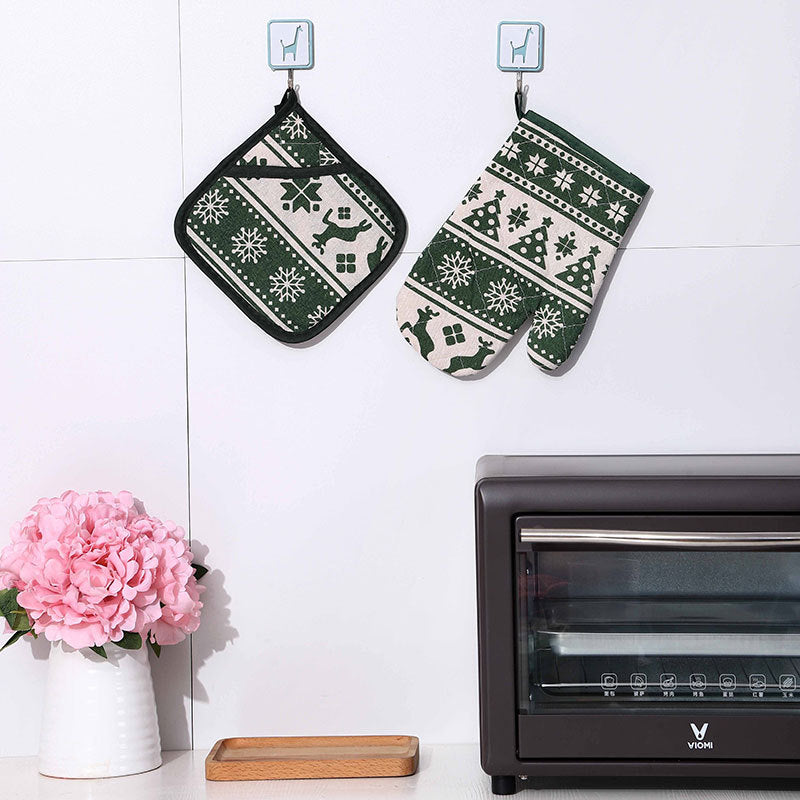 Holiday-Themed Oven Mitts Kalsten