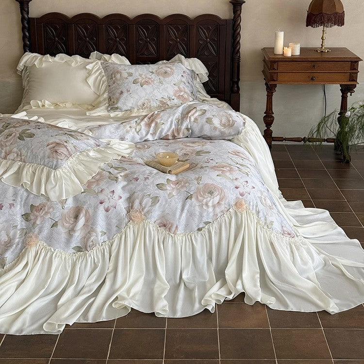 Bedding set made of cotton satin with floral rose pattern and voluminous ruffle