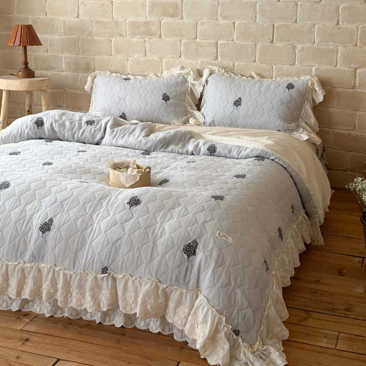 Ruffled quilt set made of cotton blend fabric with lace ruffle