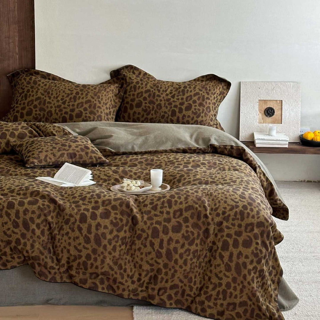Reversible bedding set with natural leopard print