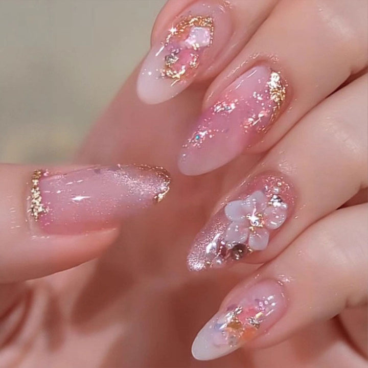 Artificial nails with delicate floral decorations and glitter effects Kalsten