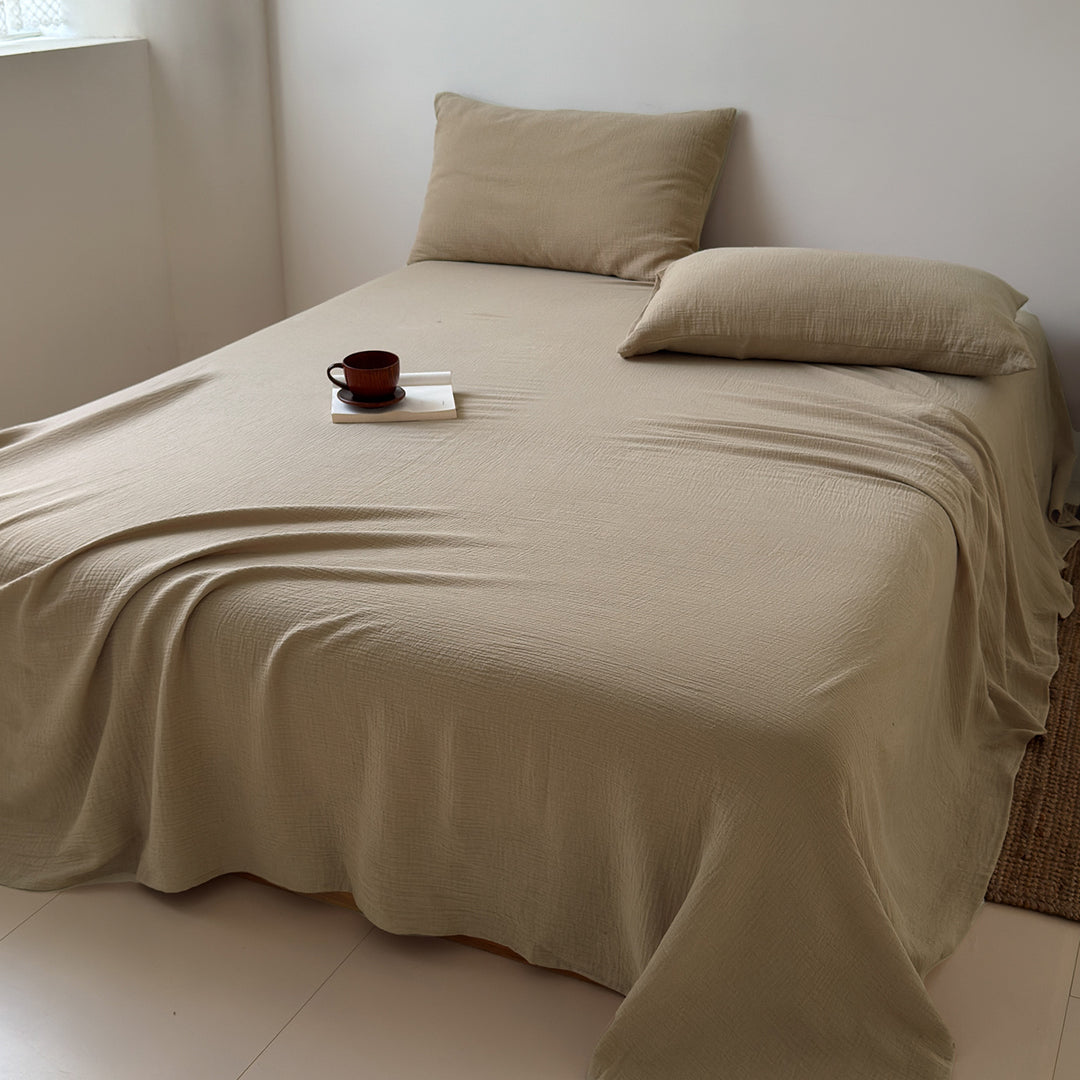Bedding set made of cotton gauze with throw and pillow covers