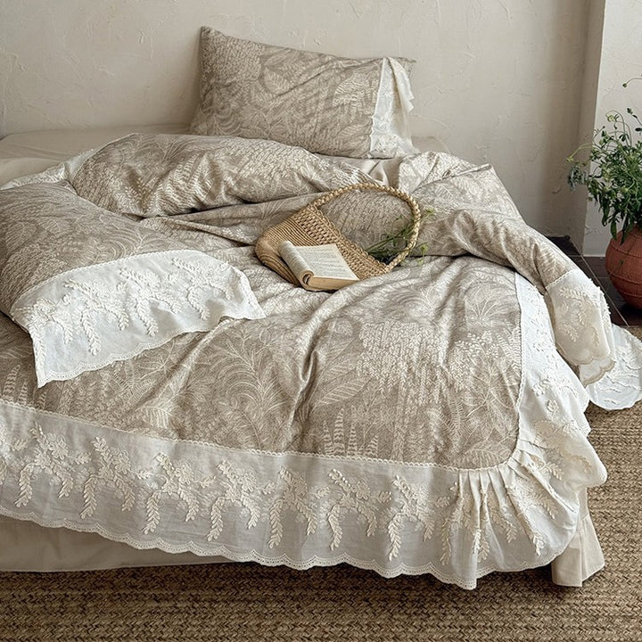 Quilt set in botanical jacquard with embroidered lace ruffle