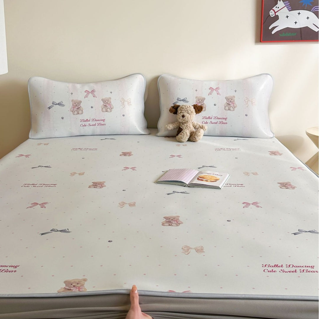 Floral fitted sheet set made of skin-friendly cotton with fine piping and slip-resistant underside