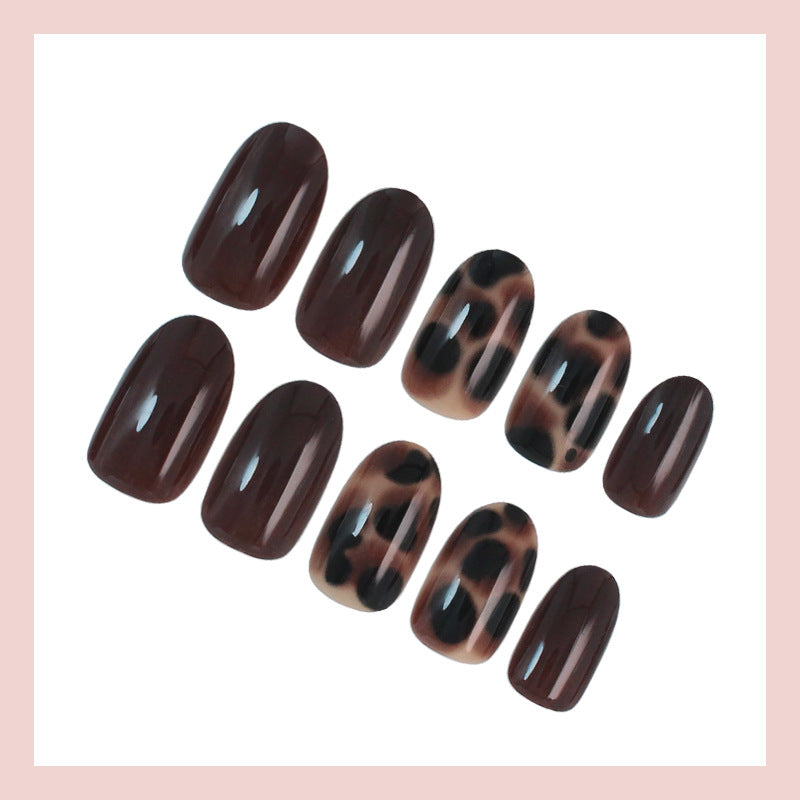 Nail set with elegant, modern leopard pattern Kalsten