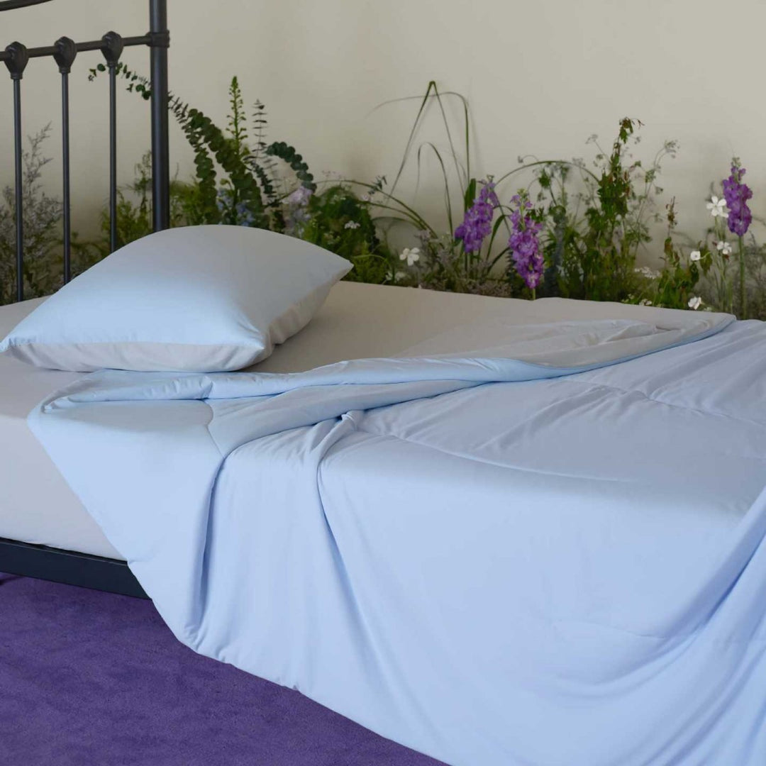 Three-piece bedding set with ultra-light quilted blanket, elastic fitted sheet, and pillowcase