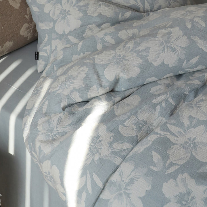 Luxurious cotton bedding set with quilted floral pattern