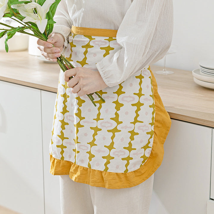 Short apron with ruffled waistband and woven vintage pattern