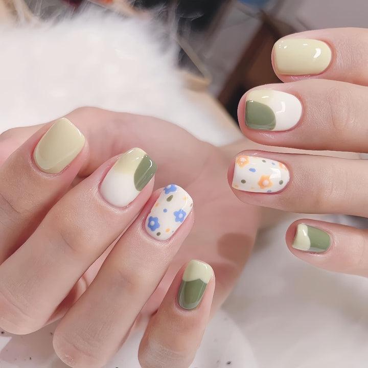 Artificial Nail Set with Playful Flower Patterns Kalsten