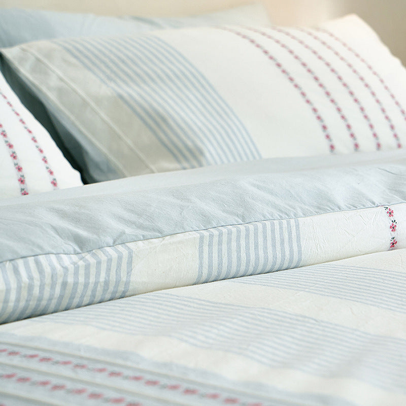 Cotton bedding set with embroidered stripes and fine percale quality
