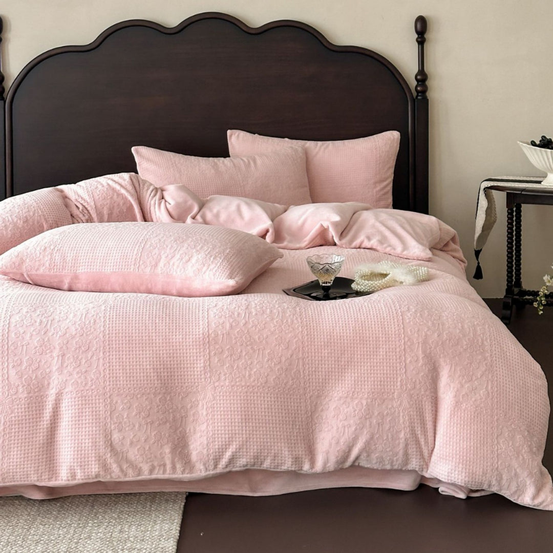 Bedspread and cushion set made of fine cotton percale with embossed floral relief