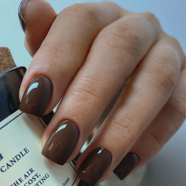 Acrylic nail set with luxurious color gradient and elegant lace accent Kalsten
