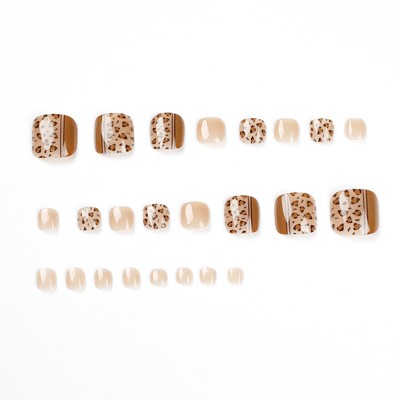 Artful toenail design with leopard pattern and modern lines Kalsten