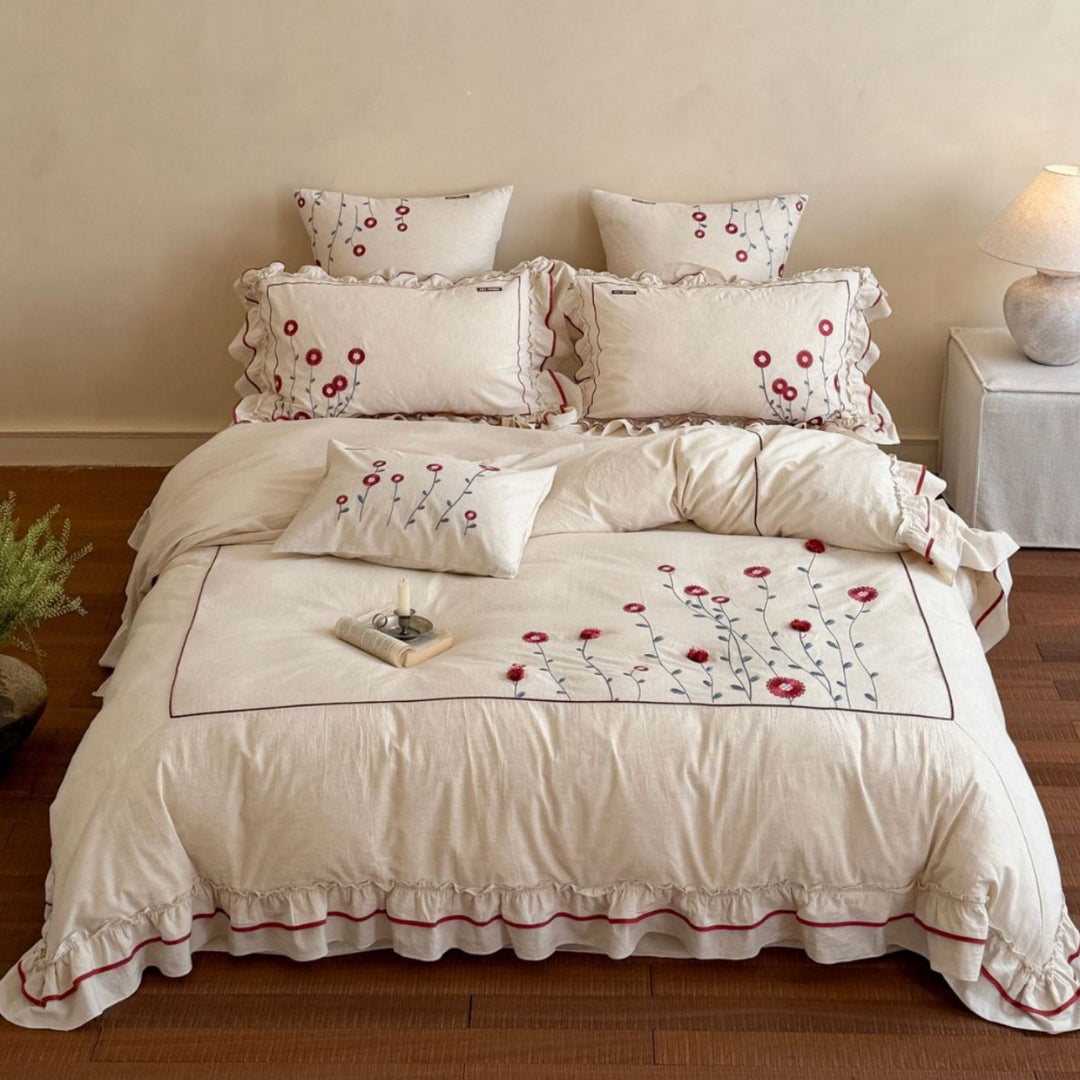 Bedding set made of cotton with floral embroidery and playful ruffle hem