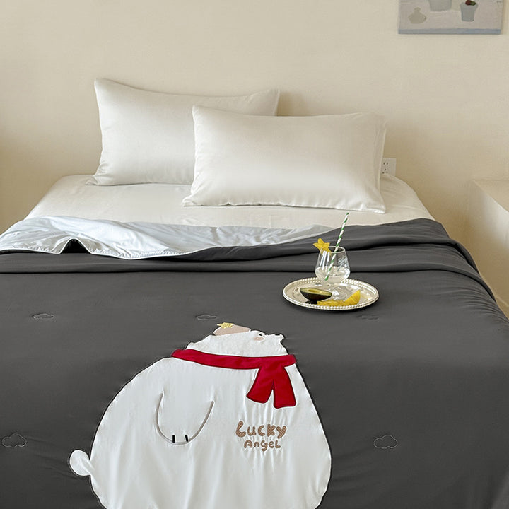 Reversible quilted bedspread with embroidered bear motif and light filling