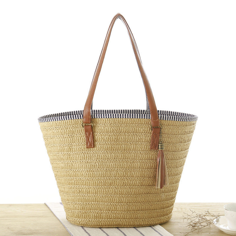 Beach bag made of hand-woven natural material with elegant leather accent Kalsten