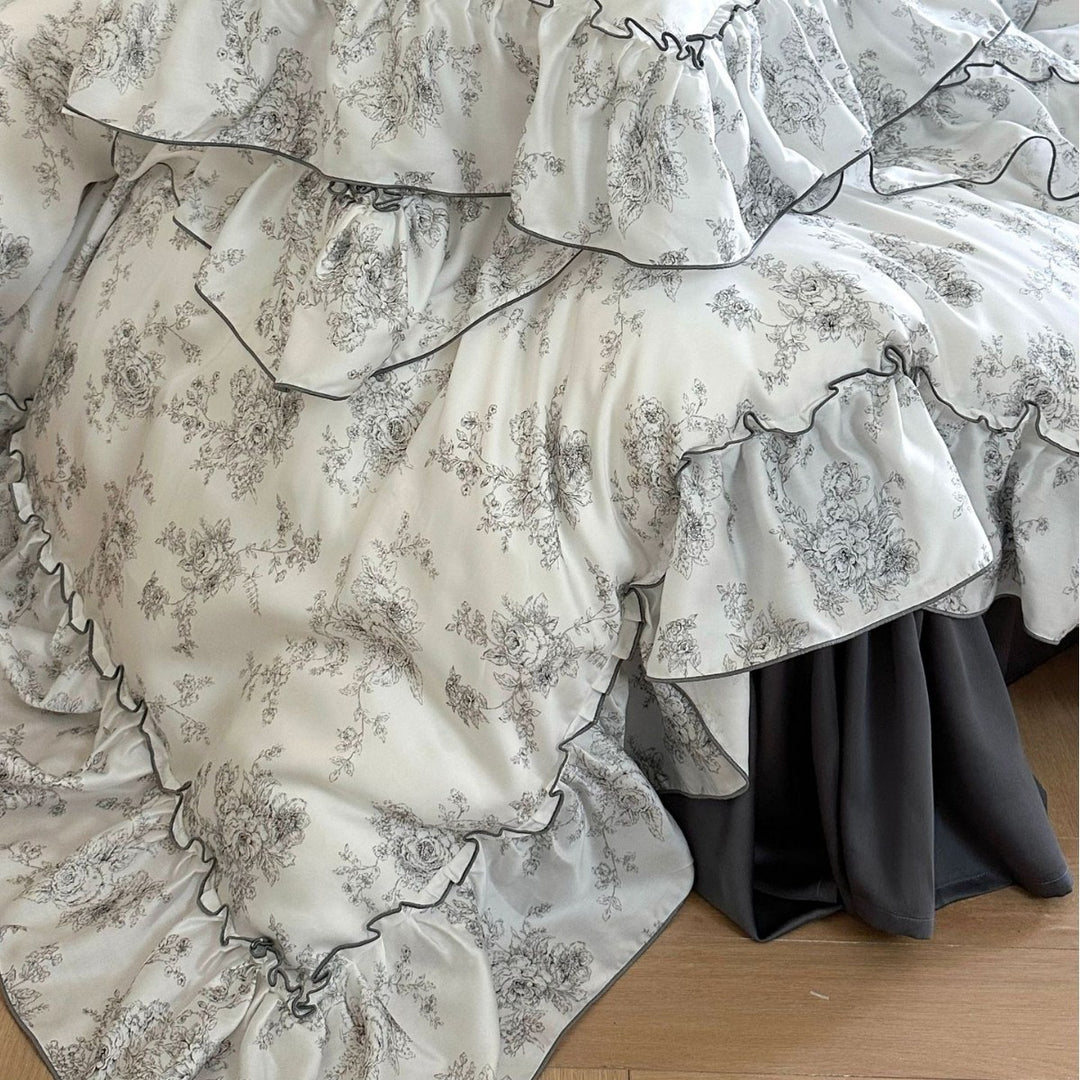 Elegant satin bedding set with ruffled edge and Toile-de-Jouy motif
