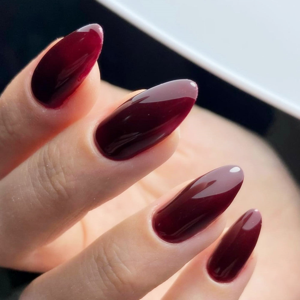 Acrylic nails with elegant almond shape Kalsten