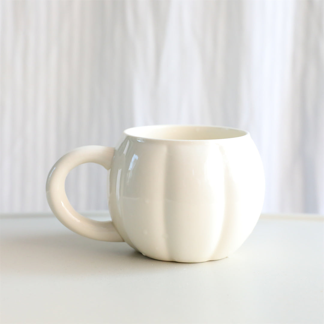 Ceramic mug with ergonomic handle and ribbed balloon shape