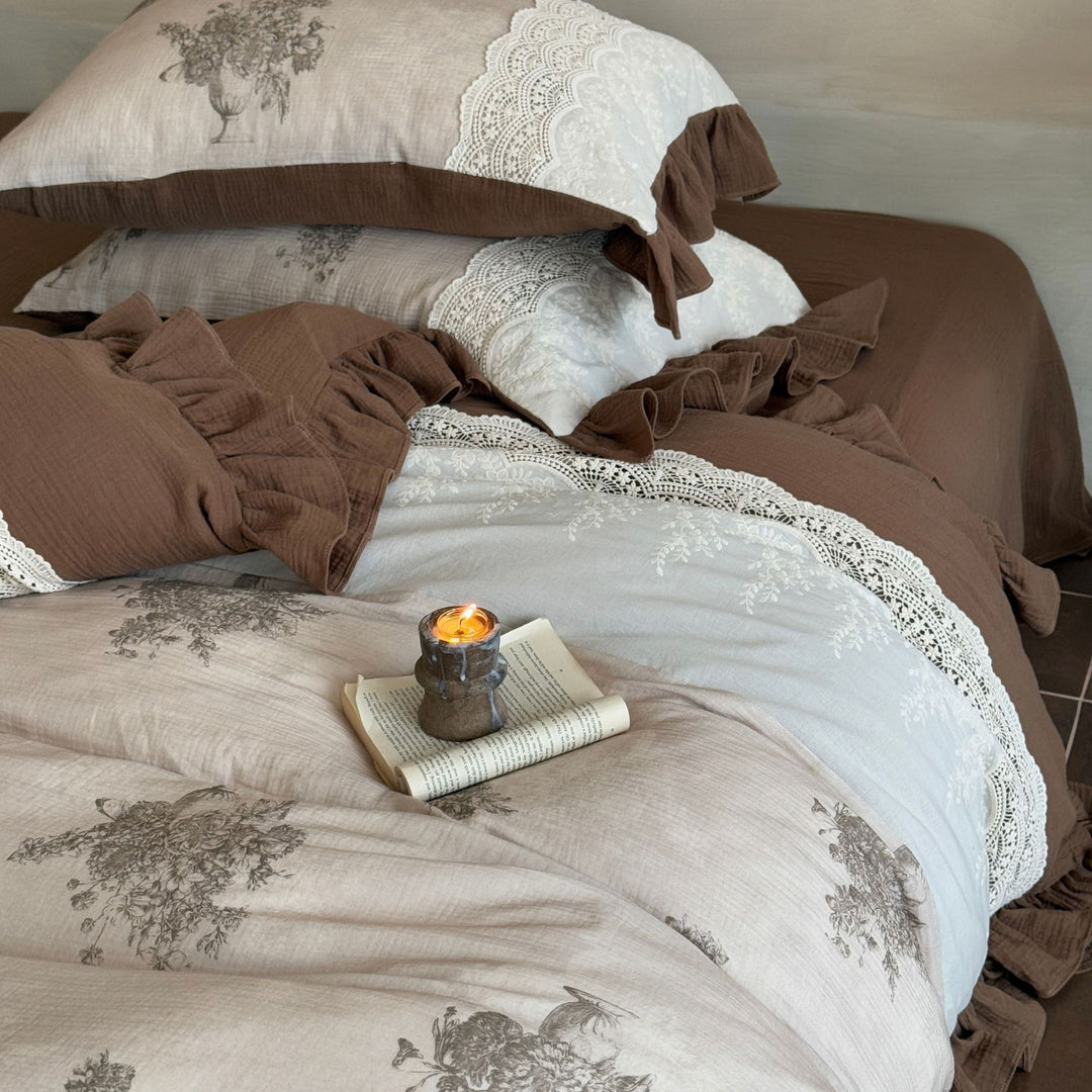 Bedding set in vintage look made of cotton-linen with lace trim and ruffle