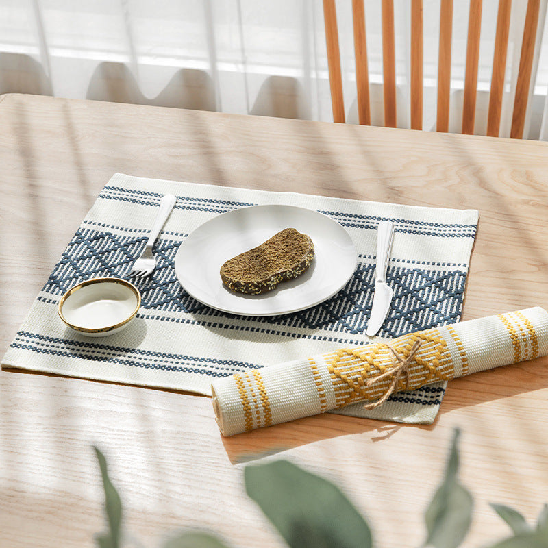 Flat woven placemat with woven diamond jacquard pattern