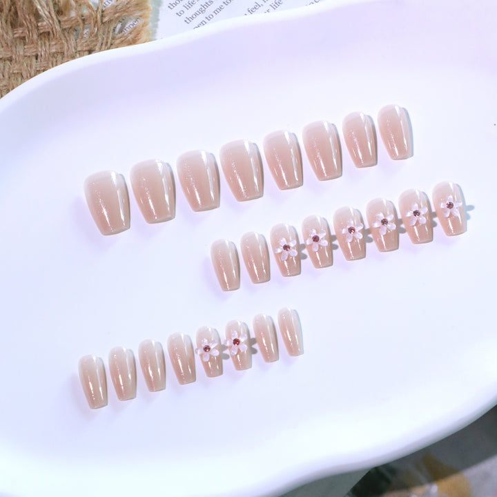 Artful artificial nails with floral accents Kalsten