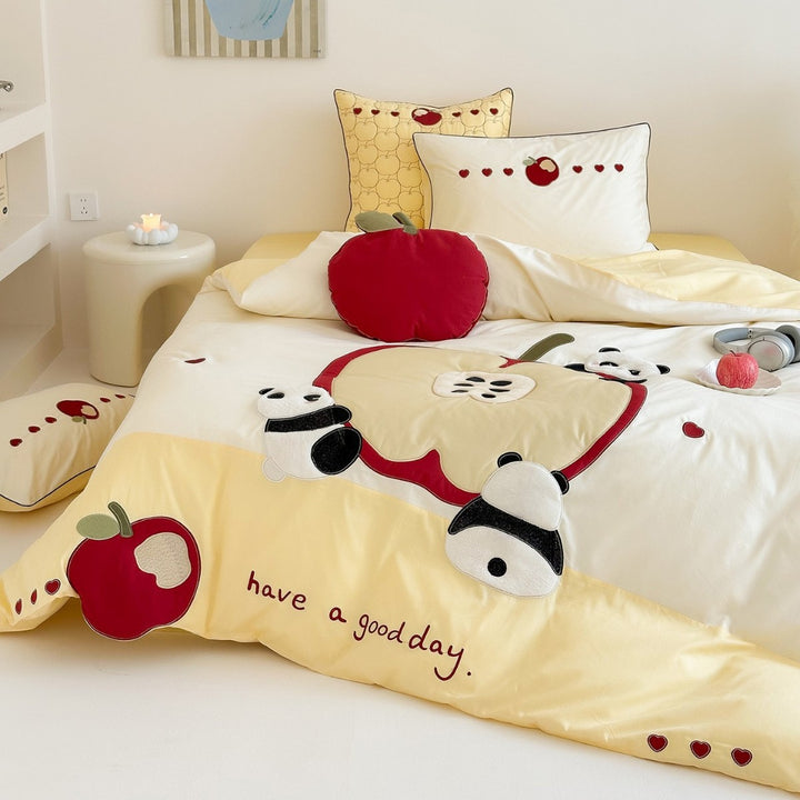 Children's bedding set with appliquéd apple and panda motif