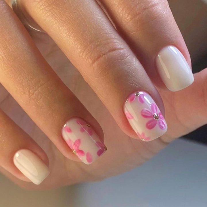 Stylish artificial nail design with floral accents Kalsten