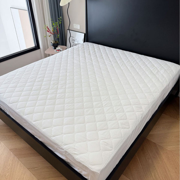 Quilted mattress protector with all-round elastic and non-slip underside
