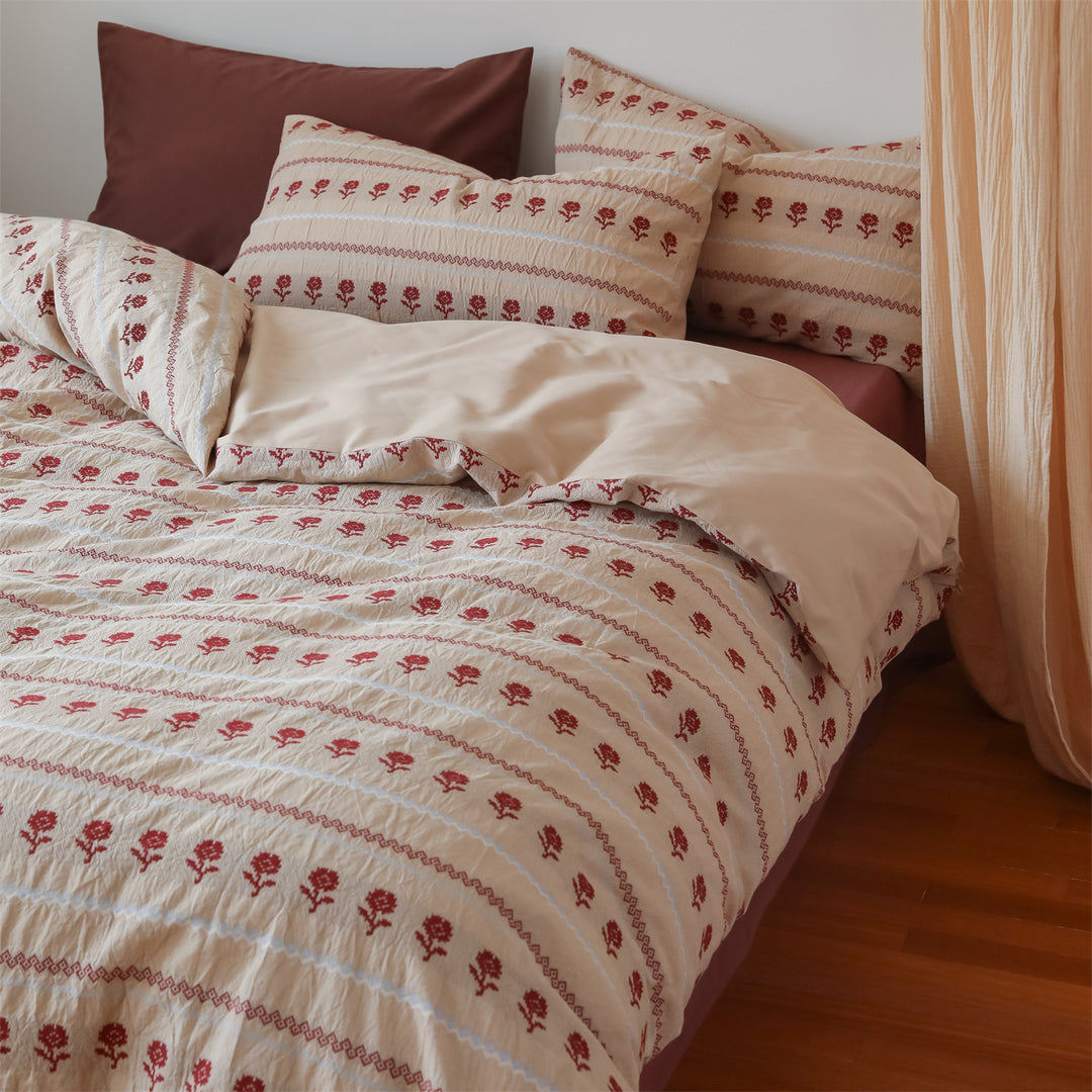 Cotton bed linen set with embroidered rose pattern and linen structure