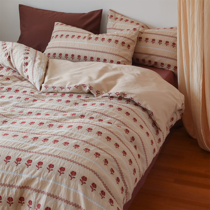 Cotton bed linen set with embroidered rose pattern and linen structure