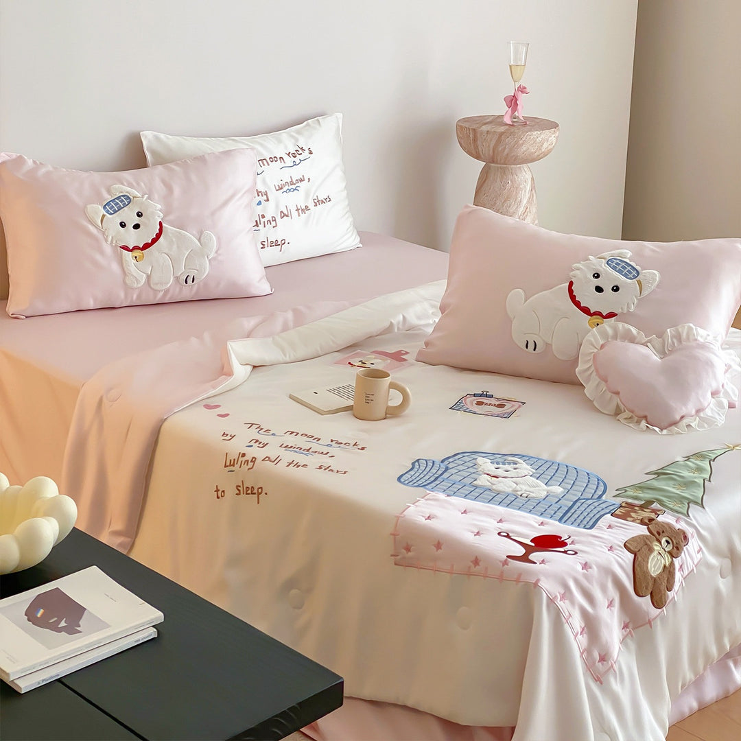 Playful satin bedding set with appliquéd animal motifs and quilted bedspread