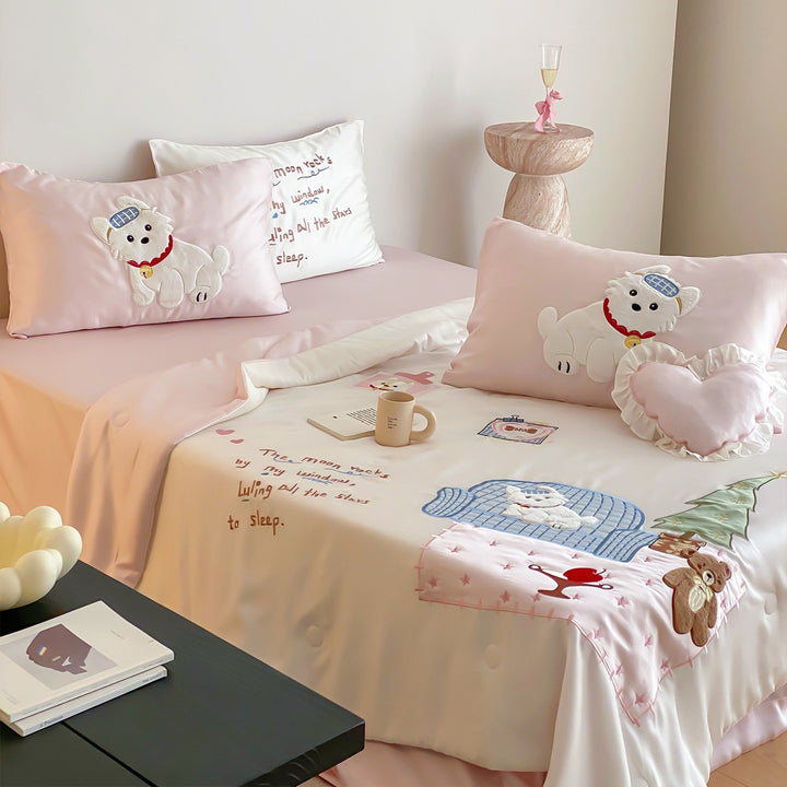 Playful satin bedding set with appliquéd animal motifs and quilted bedspread
