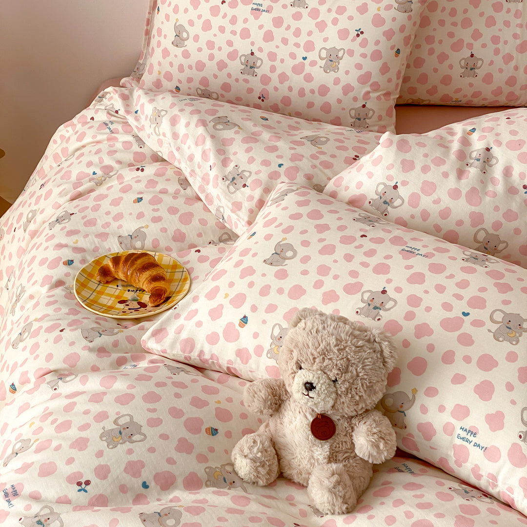 Child-friendly cotton satin bedding set with cute bear and heart print