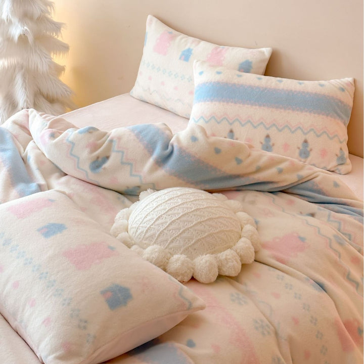 Cozy thermal fleece bedding set with winter motif and reversible side