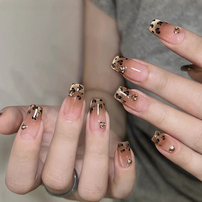 Elegant artificial nails with sparkling gold accents Kalsten