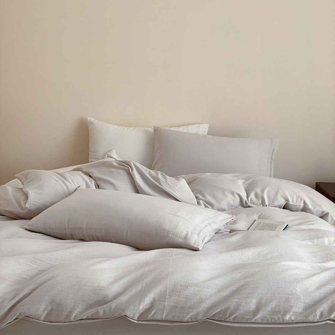 Complete bedding set with lightweight all-season duvet, pillow and fitted sheet made of cotton percale